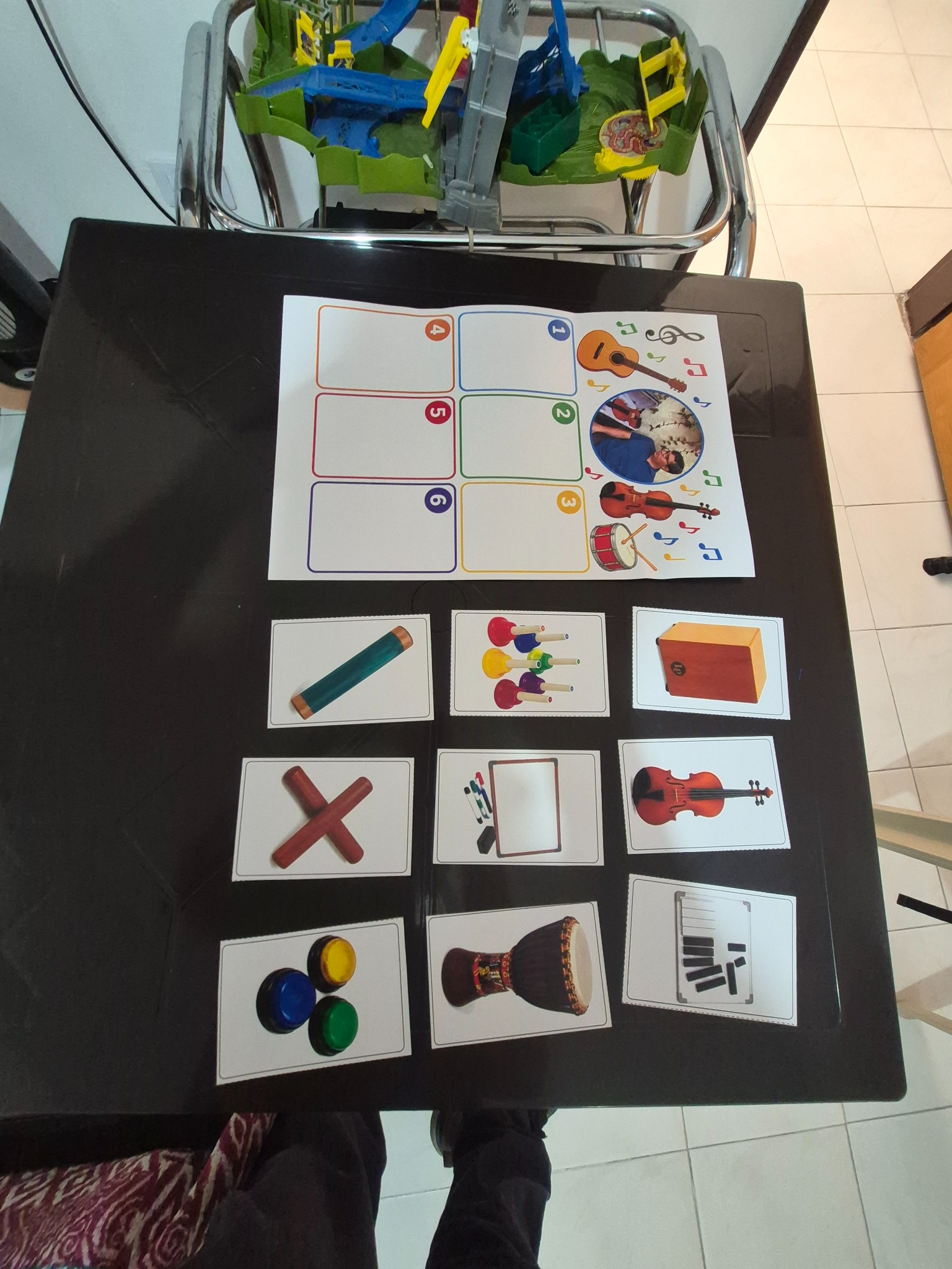 Agenda con seis espacios numerados y nueve tarjetas de instrumentos y actividades dispuestas sobre una mesa