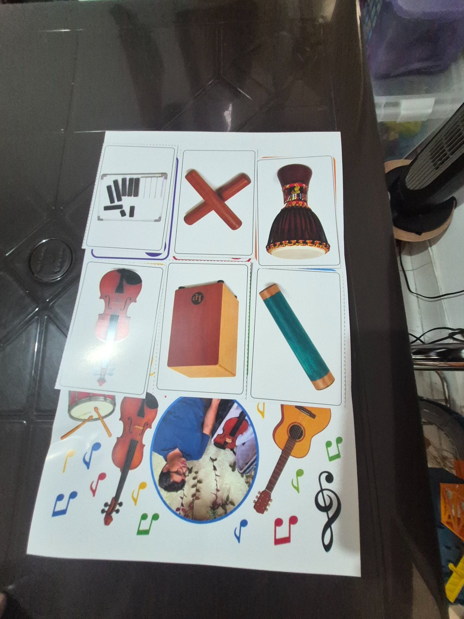 Tarjetas con imágenes de instrumentos sobre una agenda impresa de mesa