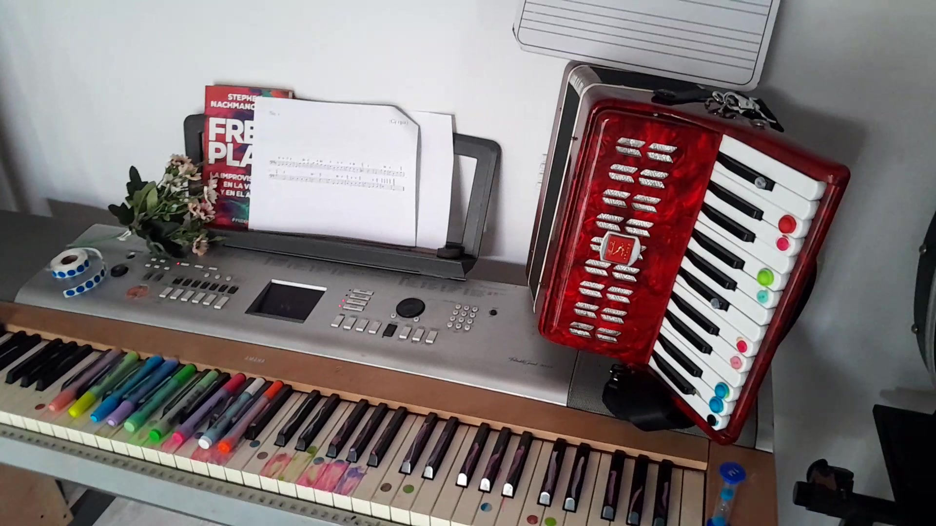 Acordeón adaptado junto a un teclado con referencias de color