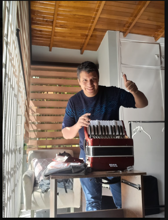 Luis Javier Valencia junto a un acordeón adaptado