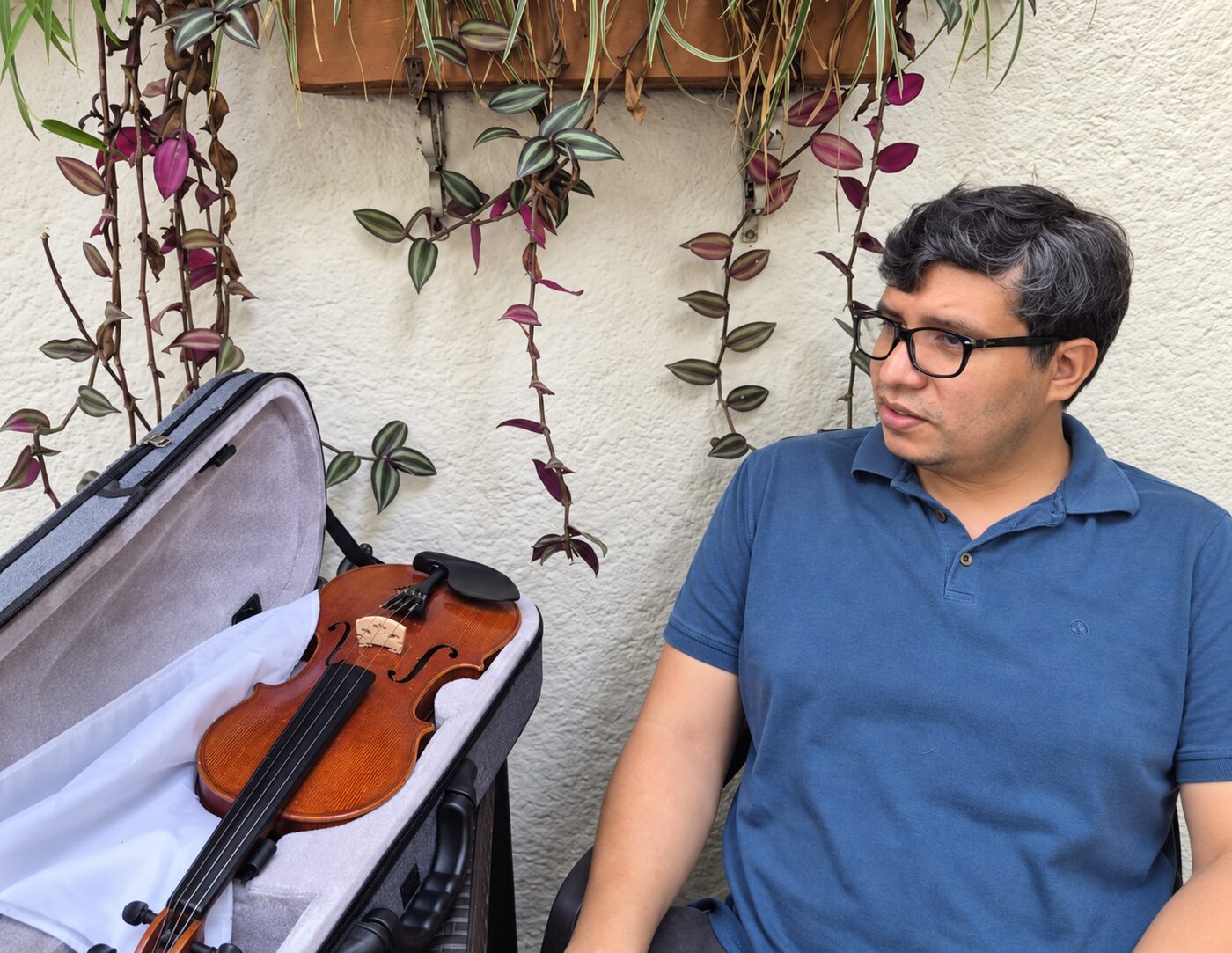 Luis Javier Valencia con violín, imagen usada para presentar al profesor y el instrumento